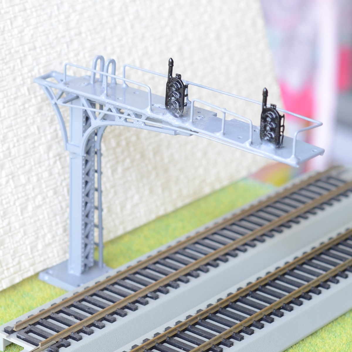 1 x HO / OO gray cantilever signal bridge LED 3 aspects double Tracks left side 